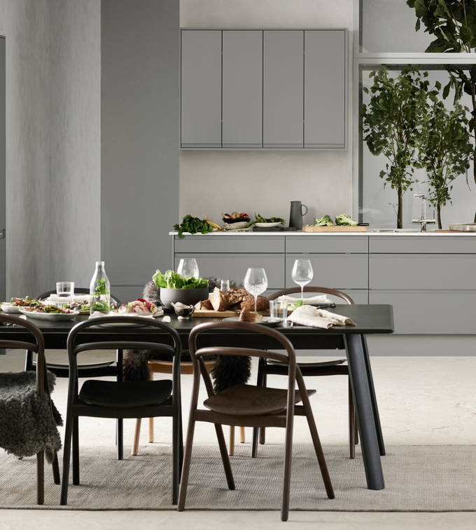 Marbodal Viken Åska - kök med integrerat fräst grepp i köksluckan.