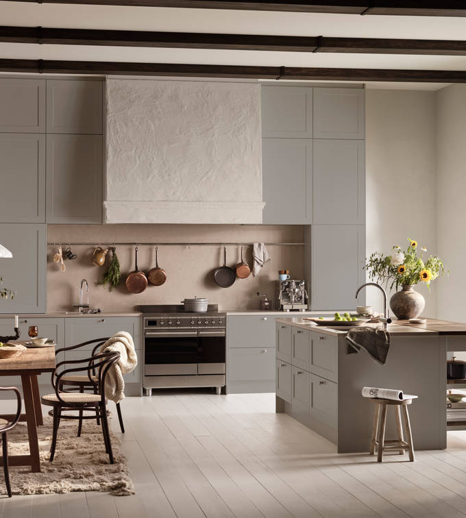 Marbodal Form Frö - ett modernt lantligt kök med köksö stänkskydd samt bänkskiva i kvartskomposit och massiv träskiva