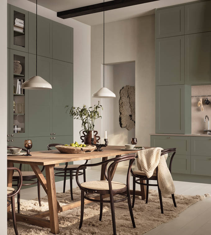 Marbodal Form Tall- ett modernt lantkök med tidlösa ramluckor i grön köksfärg