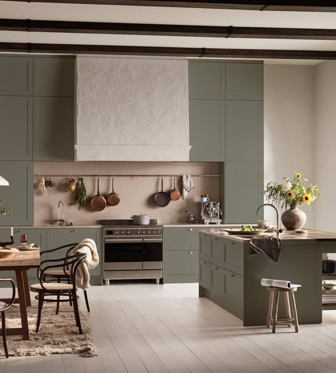 Marbodal Form Tall- ett modernt lantligt kök med köksö stänkskydd samt bänkskiva i kvartskomposit och massiv träskiva
