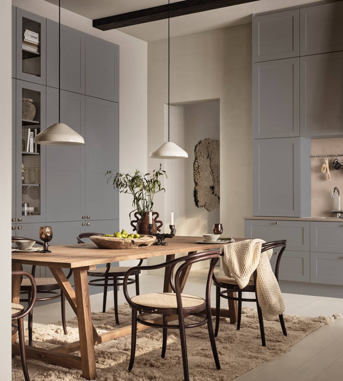 Marbodal Form Åska- ett modernt lantkök med tidlösa ramluckor i mellangrå köksfärg