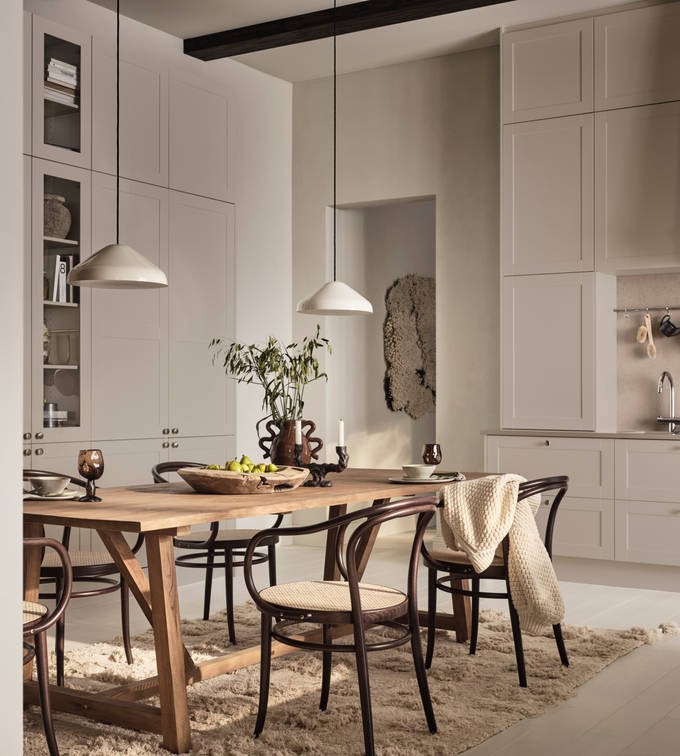 Marbodal Form Sand - ett modernt lantkök med tidlösa ramluckor i beige köksfärg