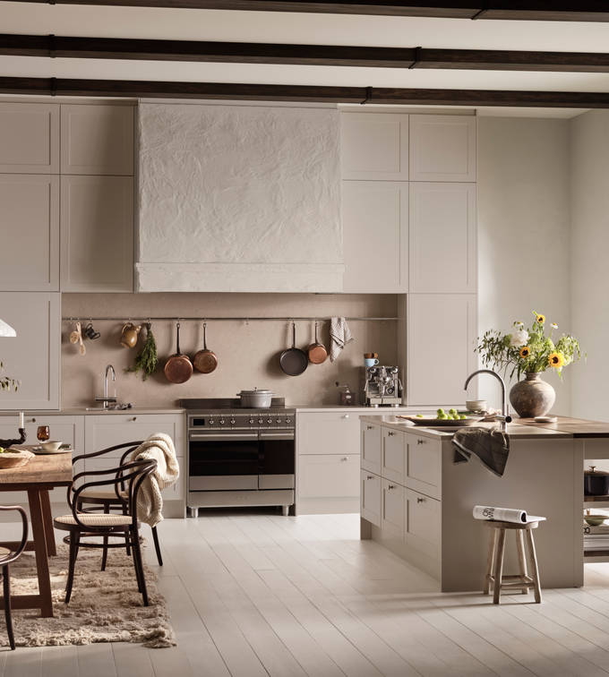 Marbodal Form Sand - ett modernt lantligt kök med köksö stänkskydd samt bänkskiva i kvartskomposit och massiv träskiva