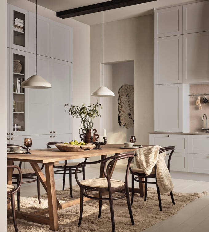 Marbodal Form Moln– ett modernt lantkök med tidlösa ramluckor i ljusgrå köksfärg