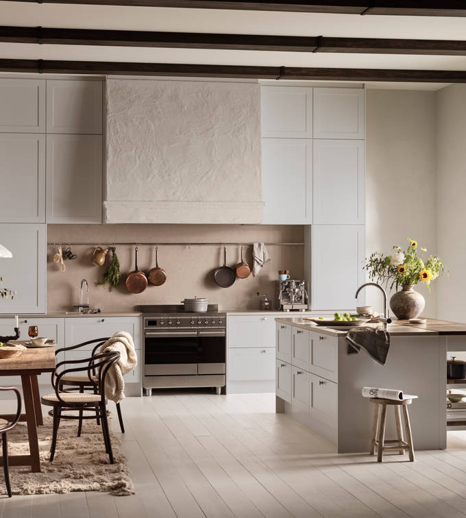 Marbodal Form Moln- ett modernt lantligt kök med köksö stänkskydd samt bänkskiva i kvartskomposit och massiv träskiva
