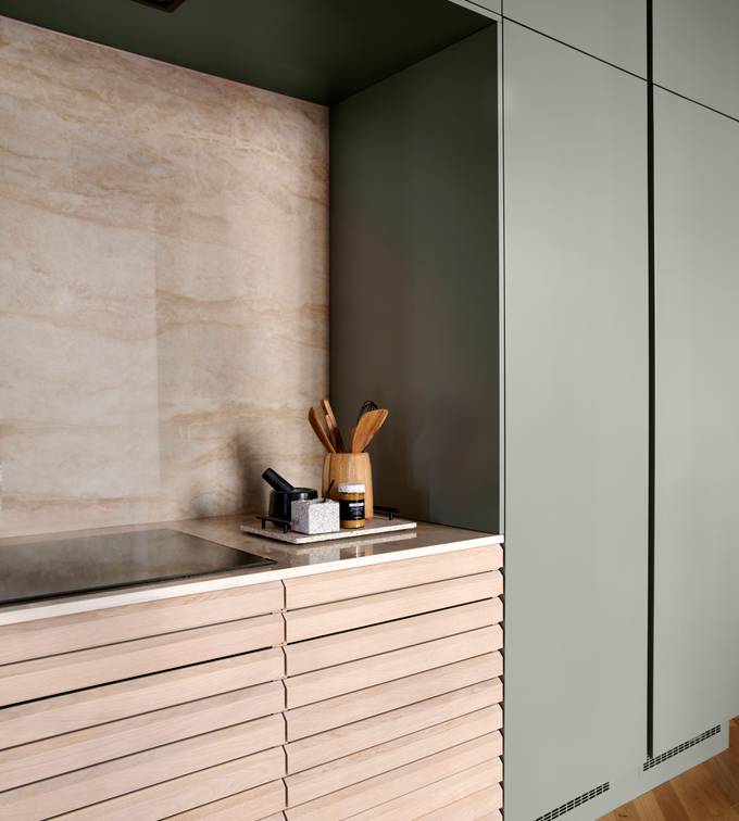 grebsfrie grønne køkkenet Highline Salvie med indfræsede greb i lågerne fra INVITA kombineret med med af egetræskøkken Ikon med håndsorterede lameller i massiv eg.