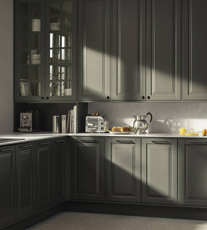 Mørkegrønt landkøkken Nordic Oliven fra INVITA med fyldningslåger, sort håndtag, vitrineskab med sprosselåger og hvid marmor laminatbordplade