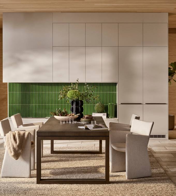 Mørk eg køkkenbænk Forever Oak fra INVITA kombineret med overskaber og højskaber Athena Sand, fliser, bordplade og massiv ek håndtag, ovn og dampovn fra Siemens