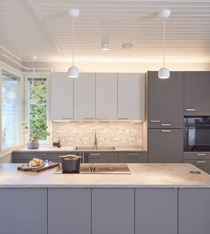 Trendikäs ja kestävä tummanharmaa ja valkoinen supermattalaminaatti keittiö keittiösaarekkeella, ruostumattomasta teräksestä valmistetut kahvat, supermatta laminaattitaso