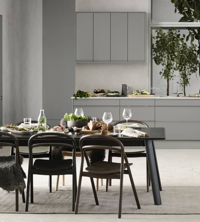 Herlig trendkjøkken med slette fronter og innfreste grep, som markerer modellens linjerene design.