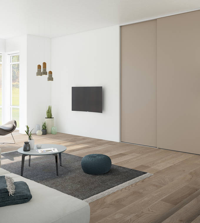 Garderobe i stue med beige skydedøre