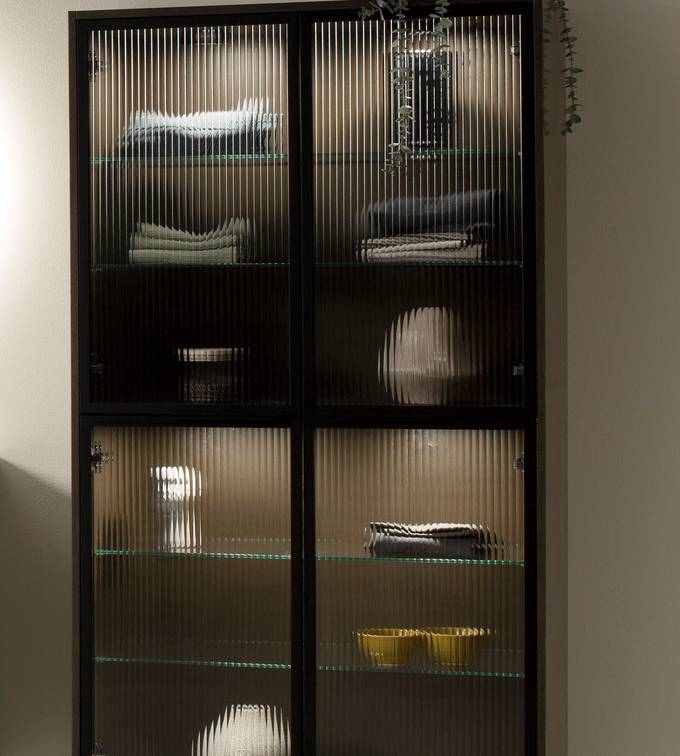 Badeværelsesmøbel Forever Oak vitrineskab med riflede glas og en tynd, sort aluminiumsramme