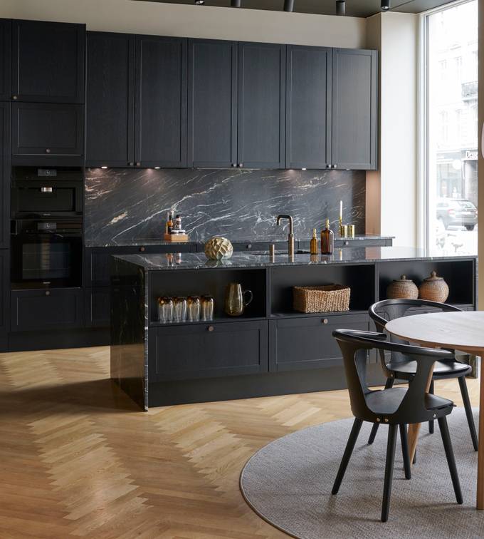 Træ spisebord og stole, finér sort eg køkken Square fra INVITA med marmor bordplade