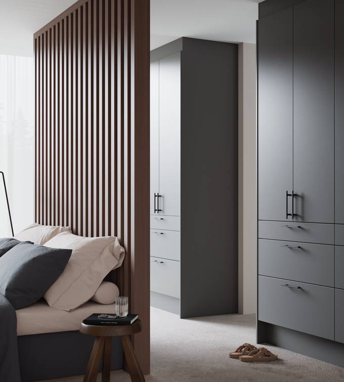Svært prisgunstig mørkgrå garderobe med rengjørings-vennlige fronter, sort håndtak i soverom med tre panel og sengbord