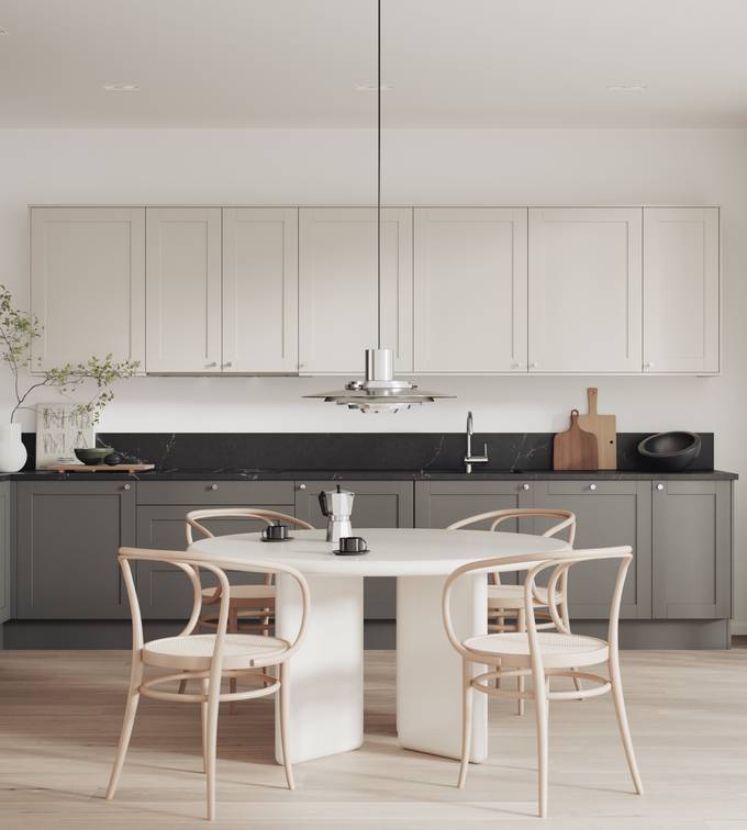 Mørk grå kjøkken i shakerstil, front med ramtre og slett fylling som passar både tradisjonell og moderne stil, med krom knotter, sort marmor benkeplate og hvite øverskap, lys tre bord og stoler.