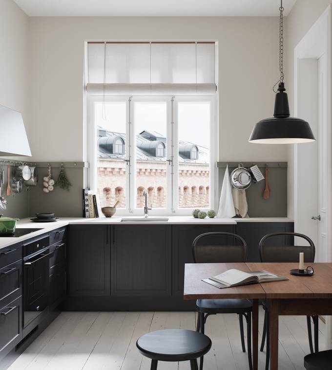 Nærbild på modern og lekker kjøkkenmodell i mdf med smal ramme og vakker eikestruktur, i sort eik med Corian Glacier white benkeplate, håndtak i sort støpejern og kran i rustfritt stål.