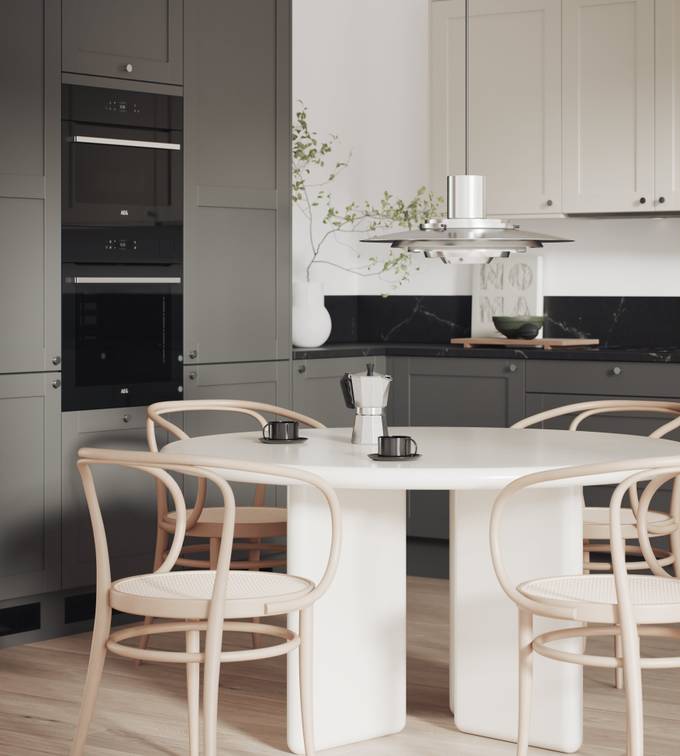 Mørk grå kjøkken i shakerstil, front med ramtre og slett fylling som passar både tradisjonell og moderne stil, med krom knotter, sort marmor benkeplate og hvite øverskap, lys tre bord og stoler.