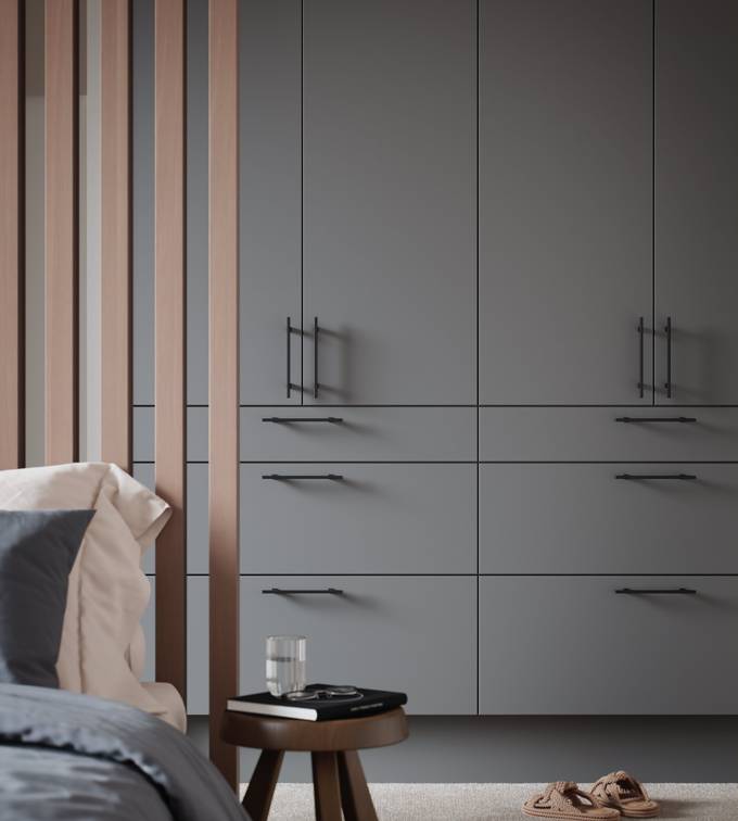 Svært prisgunstig mørkgrå garderobe med rengjørings-vennlige fronter, sort håndtak i soverom med tre panel og sengbord