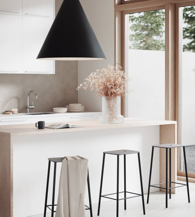 Svært prisgunstig hvit kjøkken med rengjørings-vennlige fronter med laminatbenkeplate eik, bardisk med sort metallstoler