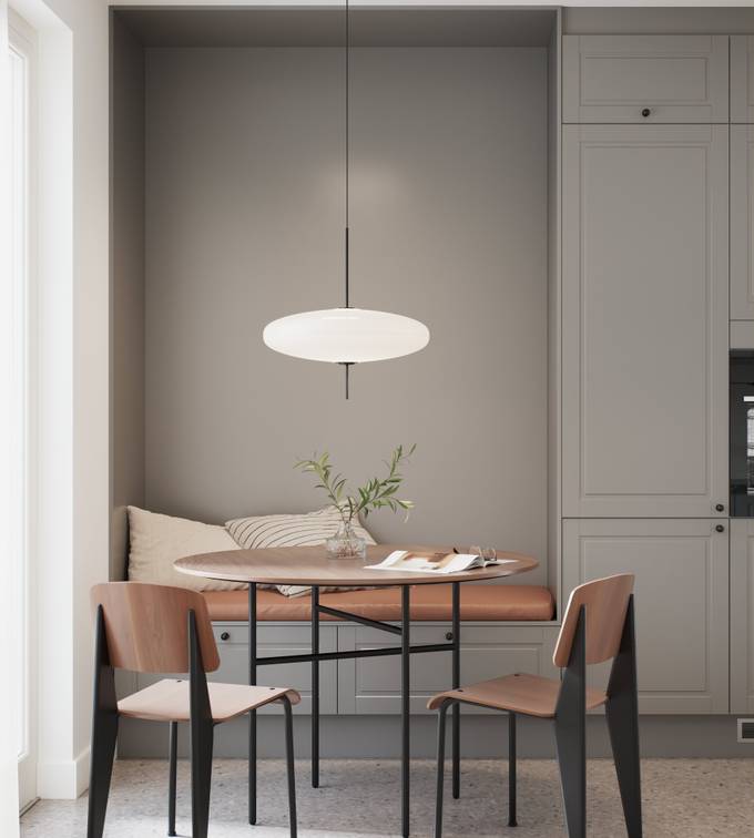 Mellomgrå tidløs og modern kjøkken med freste speildører som ger kjøkkenet klassiske detaljer uten å bli rustikt, spisebord i tre med sort ben.