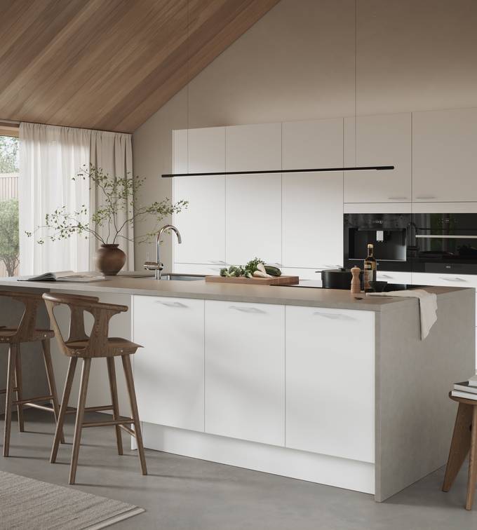 Hvit kjøkken med slank og elegant front med svakt avrundede kanter