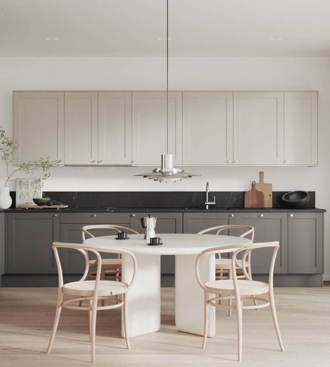 Hvit kjøkken i shakerstil, front med ramtre og slett fylling som passar både tradisjonell og moderne stil, med krom knotter, sort marmor benkeplate og hvite øverskap, lys tre bord og stoler.