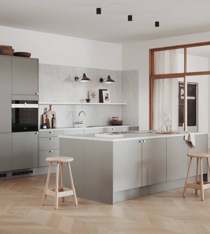 Hyperpraktisk grå kjøkken med renholdsvennlige fronter i malt slett MDF.
