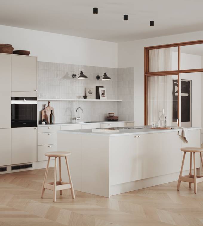 Hyperkäytännöllinen beige keittiö, jossa on helposti puhdistettavat etupinnat maalattua tavallista MDF-levyä.