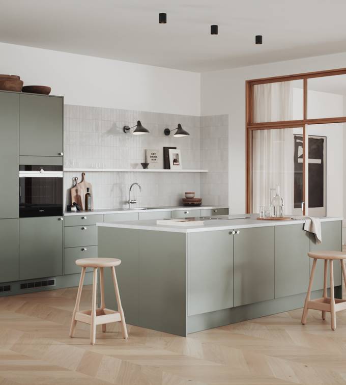 Hyperkäytännöllinen vihreä keittiö, jossa on helposti puhdistettavat etupinnat maalattua tavallista MDF-levyä.