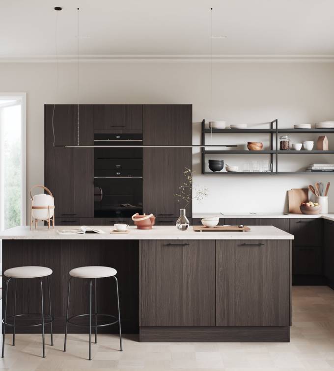 Moderne kjøkkenmodell med slette og slitesterke melaminbelagte fronter i stående trestruktur, brun  eik og marmor laminatbenkeplate med matchende åpne vegghyller med sort metallramme