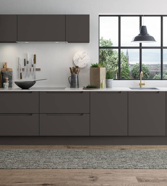 Mørk grå køkken Urban Granit fra INVITA med indfræsede greb og lys bordplade