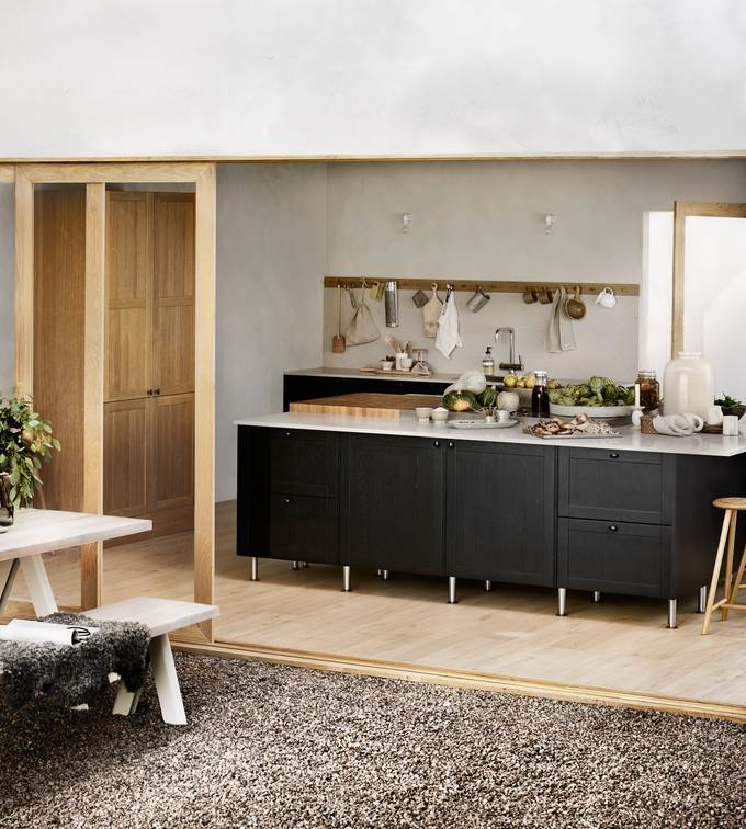 Square eg køkkenø træfinér sort eg og højskab træfinér eg natur fra INVITA med sort håndtag