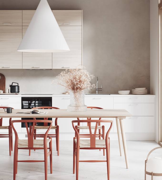 Hvit kjøkken, slett front med silkematt finish og øverskap i lys alm, spisebord i lys tre og røde stoler