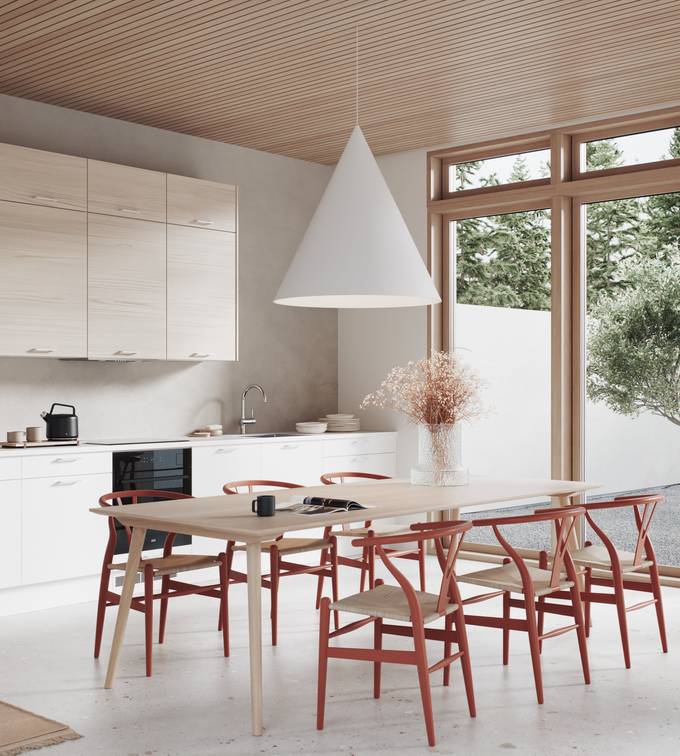 Hvit kjøkken, slett front med silkematt finish og øverskap i lys alm, spisebord i lys tre og røde stoler