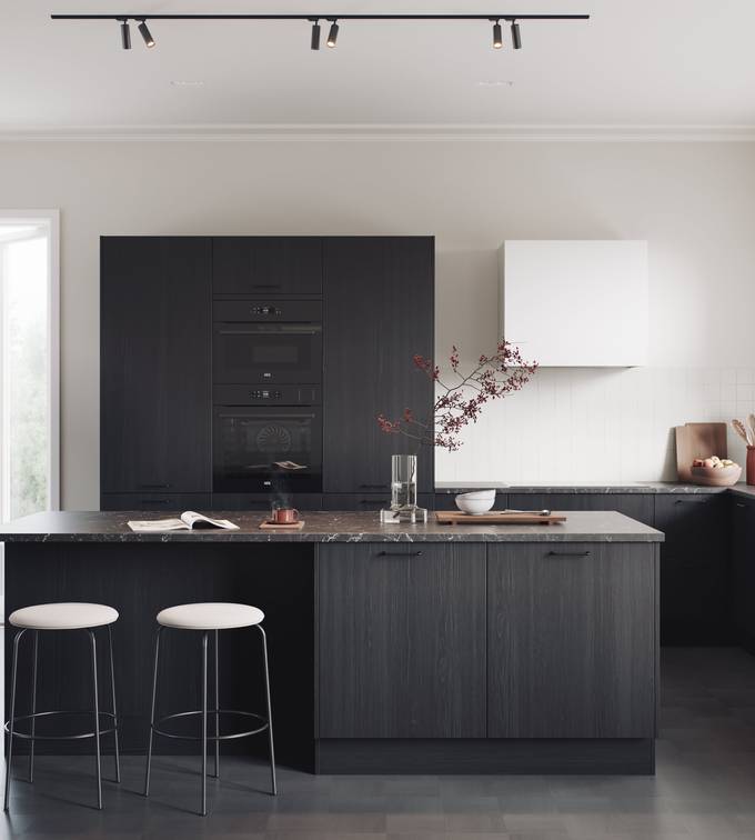 Moderne kjøkkenmodell med slette og slitesterke melaminbelagte fronter i stående trestruktur, brun eik og marmor benkeplate