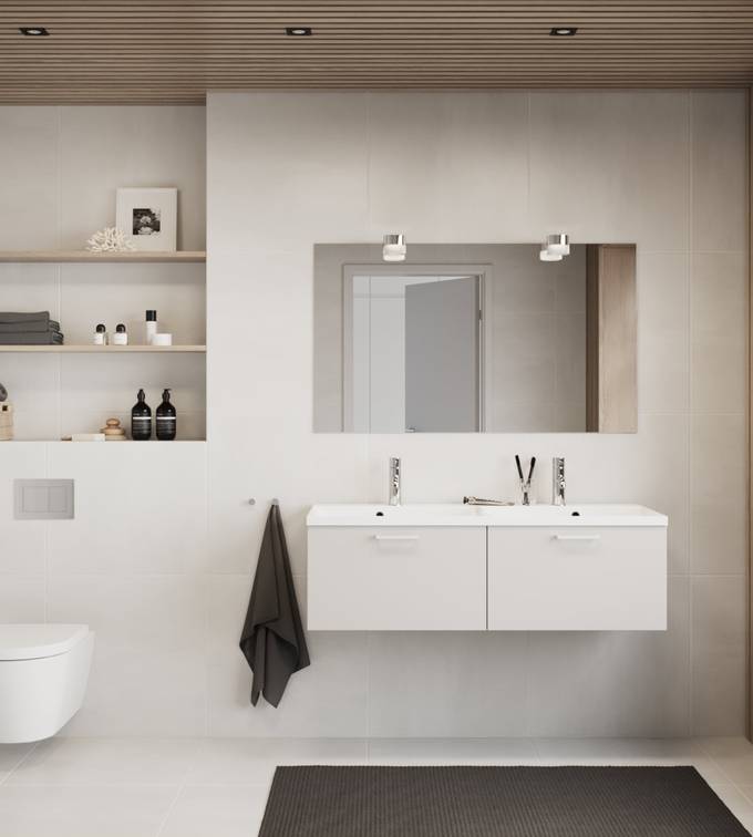 Lyst bad med trepaneler, lyse skap med hvite håndtak og rustfri armatur.