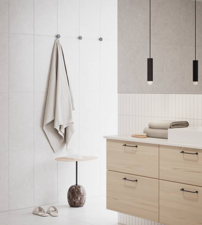 Baderomsskap i lyst tre med sorte håndtak, inventar og interiør i naturfarger