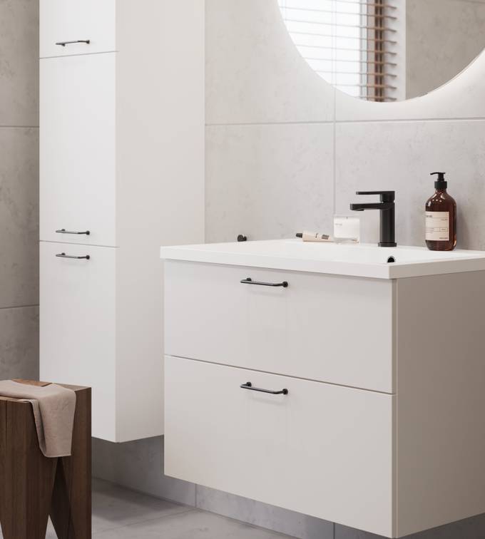 Baderomsskap med hvite fronter og rene klare former, kombineret med sorte håndtak, duscj och sort kran.