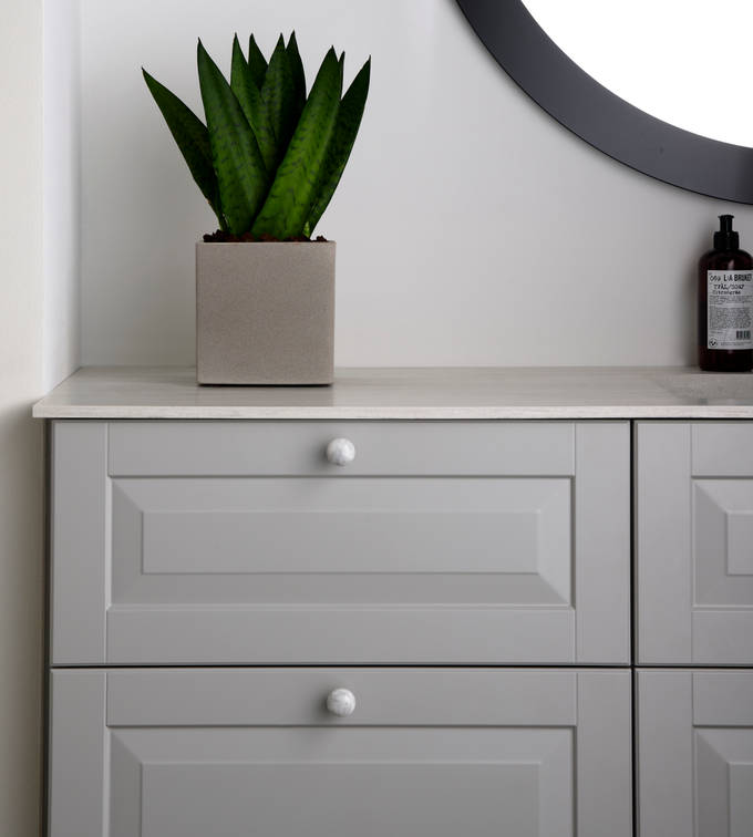 Romantisk badeværelse Nordic i lys grå farve Sky fra INVITA med klassiske detaljer som fyldniner og glaslåger med sprosser, marmor håndtag og sort armatur