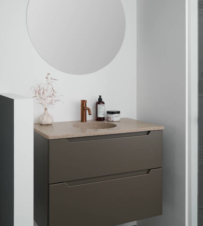Modern badeværelsesmøbel Urban med indfræsede greb i brune farve Bark og armatur Cassøe kobber