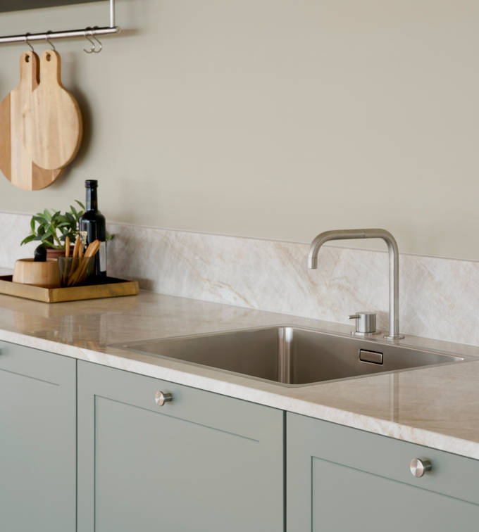 Grønn retrokøkken Square Salvie køkken fra INVITA med rustfri stål håndtag, armatur og vask med grå marmor bordplade