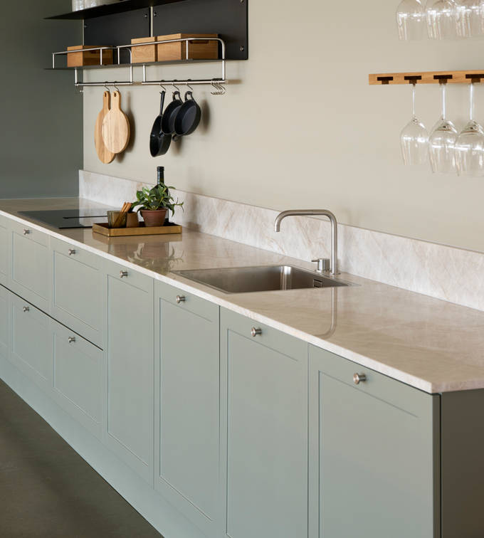 Grønn højskabe retrokøkken Square Salvie køkken fra INVITA med rustfri stål håndtag, armatur og vask med grå marmor bordplade