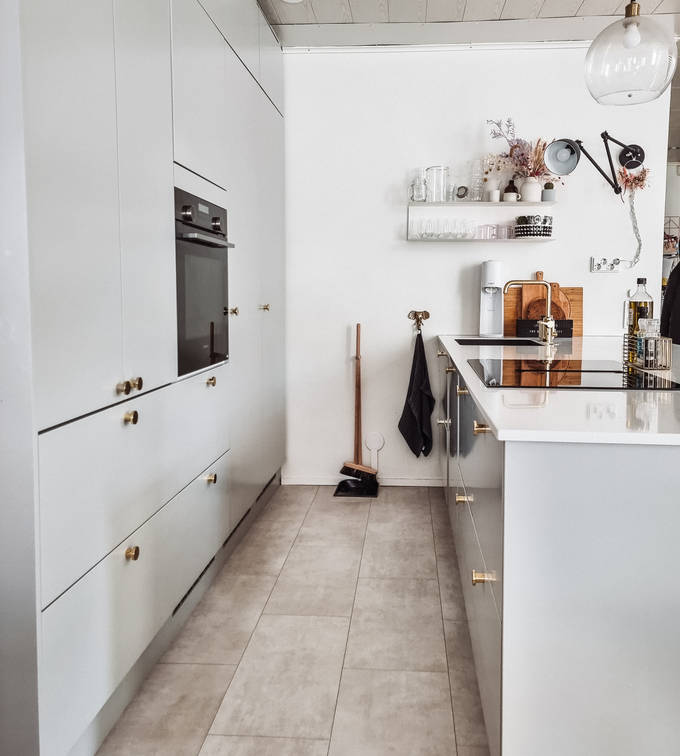 Noble Supreme White -kivitaso
ovi 965 maalattu harmaa Pilvi
vedin messinki PRKN
taso Nerostein 
allas Franke 
hana Damixa 
koneet siemens