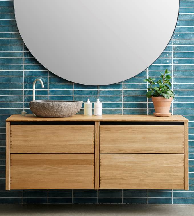 Massiv egetræ badeværelsesmøbel GLØD fra INVITA med fingertappede samlinger og grebsløse skuffer