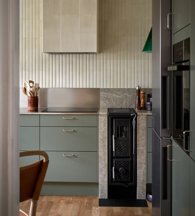 Vedspis i inredningsprofilen Svante Öquists kök från Marbodal, Arkitekt Plus i den gröna kulören Tall.