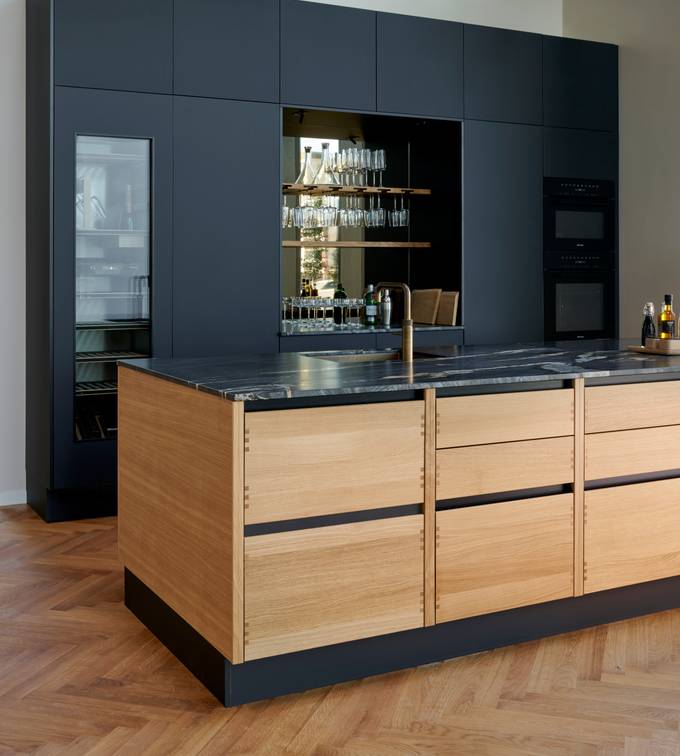 Køkkenøya Glød fra INVITA , skuffer i massivt egetræ med fingertappede samlinger og sort granit bordplade