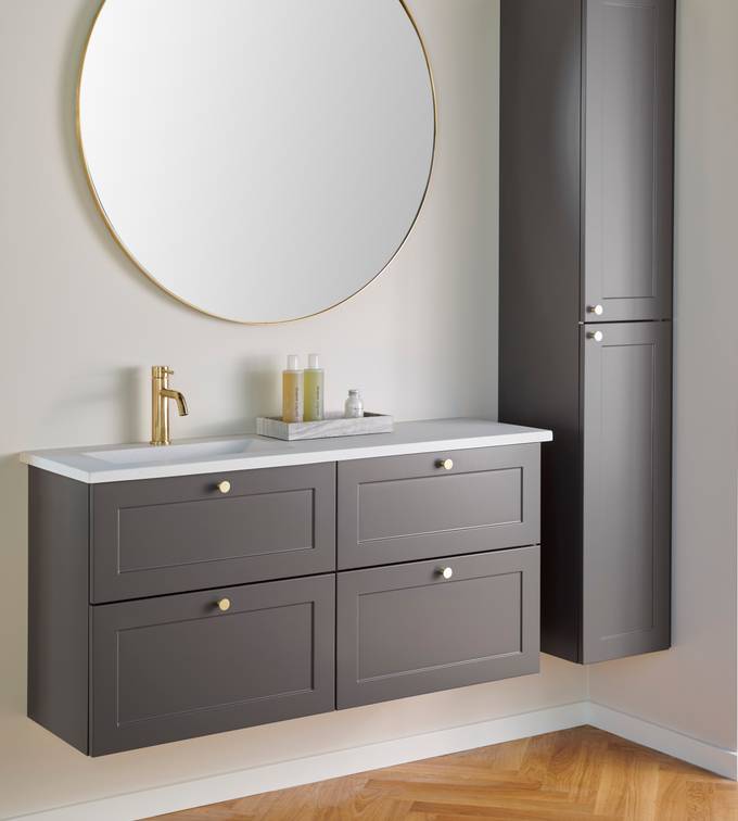 Retrobad Square i farve Søsten fra INVITA med messing greb og armatur