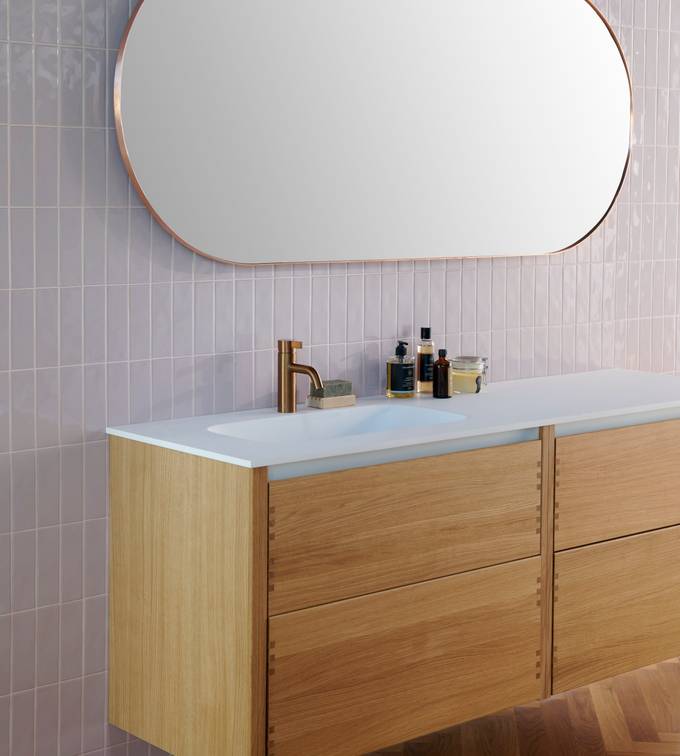 Massiv egetræ badeværelsesmøbel GLØD fra INVITA med fingertappede samlinger og grebsløse skuffer