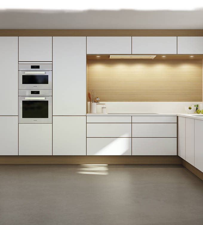 Modellen har slette fronter i sort supermatt høytrykkslaminat med fasede kantlister i heltre eik.