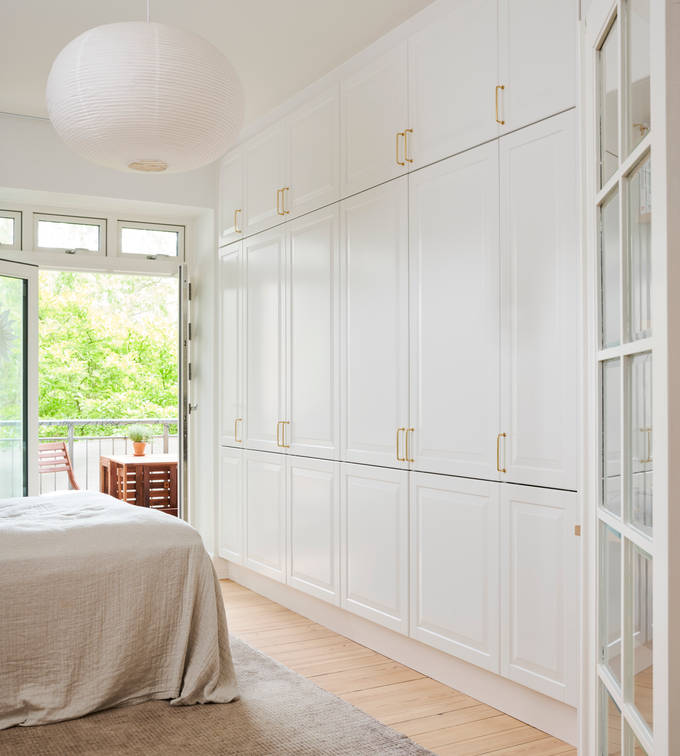 Hvid garderobe Nordic Frost fra INVITA med fyldningslåger og messinggreb